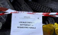 Una montagna di pneumatici pronti a partire per l'Africa