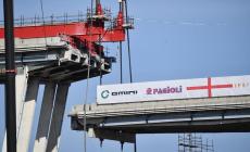 Ponte Morandi: a terra anche la seconda trave tampone - Le foto della demolizione