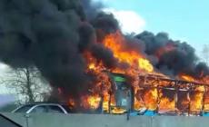 Amore e odio sulla corriera incendiata