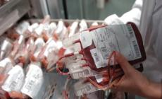 Accetta una trasfusione di sangue, le figlie la ripudiano