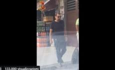 Video prima della cattura: Cesare Battisti passeggia in strada