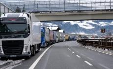 A22: "serpentone" di tir verso il Brennero dopo il blocco per neve