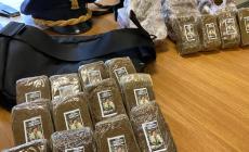 Con 4 chili di hashish nel marsupio andava a rifornire i pusher dei parchi: finisce in manette