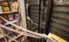 Spaccata alla libreria della Ghiaia. E il titolare sdrammatizza sul web