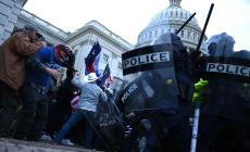 Usa: morto un agente ferito negli scontri al Congresso