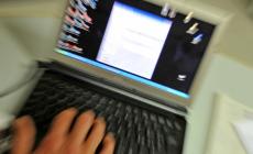 Si finge 16enne e gli invia foto hot, poi lo ricatta: &laquo;Dammi 400 euro o dico tutto a tua moglie e ti denuncio&raquo;