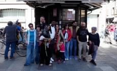 Insieme per rigenerare l'aiuola: l'edicola al centro del quartiere