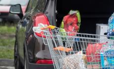 Collecchio, preso a pugni mentre carica la spesa in auto