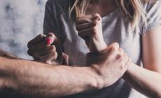 Anni di minacce e botte, poi lei lo lascia e lui piazza un Gps in auto per controllarla