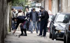 Freddato con un colpo alla testa  tra la folla del sabato sera