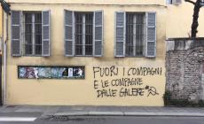 Vandali in azione: nuove scritte sul muro del Marconi e in via Bixio