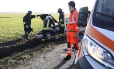 Auto fuori strada a Gainago: paura per tre persone a bordo 