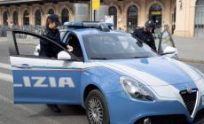 Stazione, strattona e rapina un uomo con le stampelle - Video