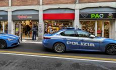 Ladra spruzza spray urticante per scappare