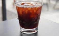 &laquo;Mi offre gli amari?&raquo;. Il ristoratore dice no e lui gli scaglia il bicchiere in fronte