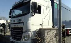 Scende dopo il parcheggio ma il tir si muove: 35enne schiacciato, salvato dal barista