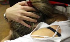 Deve stare lontano dalla moglie che maltratta, ma diventa la sua ombra: condannato