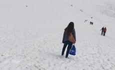 In jeans e scarpe da ginnastica sul ghiacciaio del Breithorn