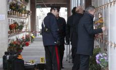 Smaltivano i rifiuti negli ossari dei cimiteri per risparmiare
