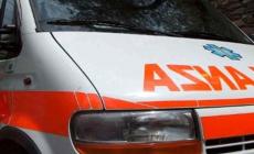 Scende dallo scuolabus e un'auto lo travolge: muore bimbo di 9 anni 