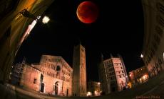 A naso all'ins&ugrave; per la luna rossa e la super-eclissi: inviate le vostre foto