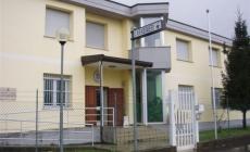 Indossa una maschera di Halloween e aggredisce un imprenditore a colpi di mazza: arrestato 40enne di Parma