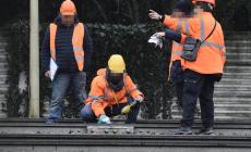 Treno deragliato, operai sorpresi al lavoro nell'area sequestrata: denunciati