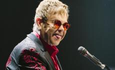 Paura per Elton John: "Ha rischiato di morire"