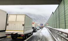  A22 chiusa in Alto Adige: "Tir non attrezzati bloccati nella neve". Valanga al confine: nessun ferito