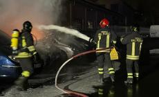 Via San Leonardo, in fiamme tre auto in una concessionaria