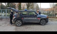 Di nuovo ubriaco, tira calci e pugni all'auto del vicino: denunciato il "solito" 39enne