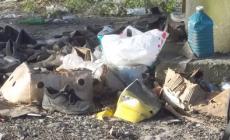 Discarica a cielo aperto sulla pista ciclabile