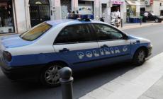 Strada D'Azeglio: ubriaco minacca i passanti, scaraventa alcune bici e poi se la prende coi poliziotti