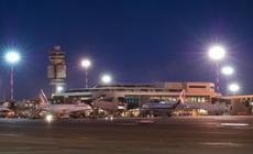Migrante respinto si lancia dall'aereo e manda in tilt Malpensa. Rintracciato nella notte 