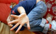 Cinghiate e schiaffi al figlio di 7 anni, mamma condannata