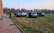 In bici nel parco con tre dosi da vendere, danneggia l'auto della polizia che bloccava la sua fuga: arrestato
