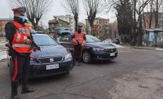 In quattro senza mascherina: multati. E bar chiuso per 5 giorni: i clienti bevevano all'esterno