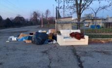 Immondizia davanti al depuratore in zona Naviglio alto