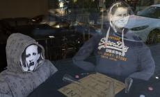 La protesta spiritosa del Barino: al tavolo Pizzarotti con Trump e Berlusconi con la Merkel