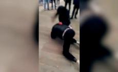 Via Toscana, pestata dal branco all'uscita da scuola