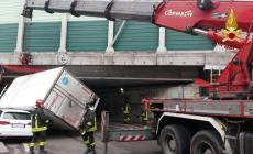Tir incastrato sotto un cavalcavia dell'A1: liberato con l'autogru