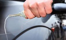Gli rigano più volte l'auto: e lui incastra i vicini-vandali