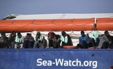 Salvini: "Ok allo sbarco ma solo se poi trasferiti". L'Ue: "In contatto con vari Paesi"
