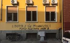 "Spara a Salvini", "Libertà per i prigionieri": ancora scritte davanti al Marconi 