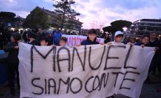 "Manuel siamo con te": migliaia di persone alla fiaccolata. Messaggi da Paltrinieri e Cagnotto - Foto