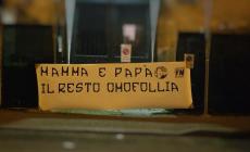 Coppie omogenitoriali, striscione di Forza Nuova sotto casa di Pizzarotti: "Mamma e papà, il resto è omofollia"