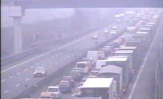 Incidente e veicolo in avaria in A1: mattinata difficile. A15: lavori in corso questa sera