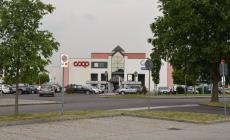 Va a fare la spesa: gli rubano l'Audi Q7 nuova nel parcheggio