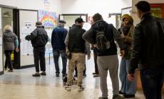 Elettori divisi per cognome, qualche disagio. E all'Anna Frank due casi di pubblicit&agrave;