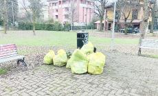  I residenti fanno pulizia. «Ma il Comune installi dei lampioni»